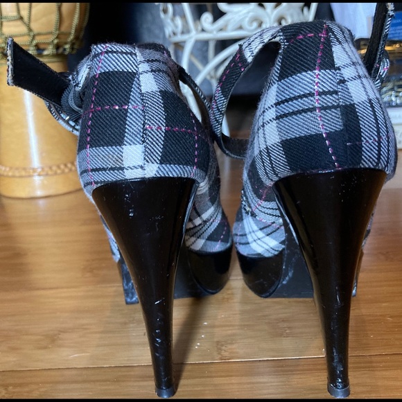 Shoes - Picture 3 of 3